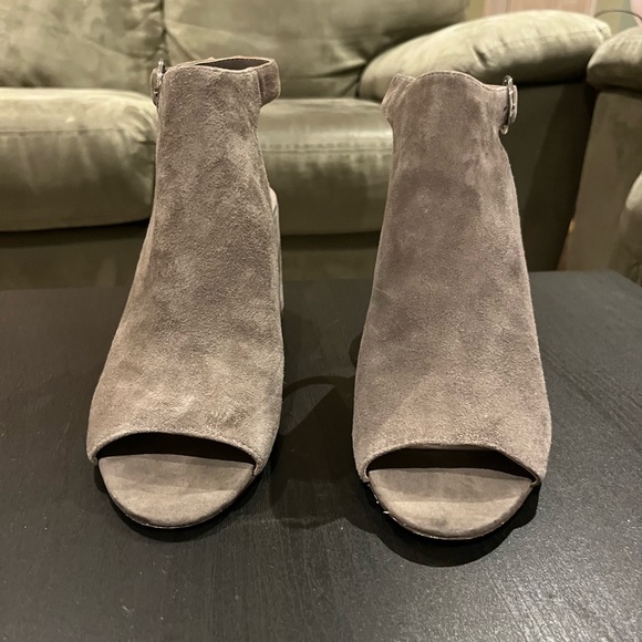 Nine West Block Heels, grey, size 8 - Picture 2 of 3